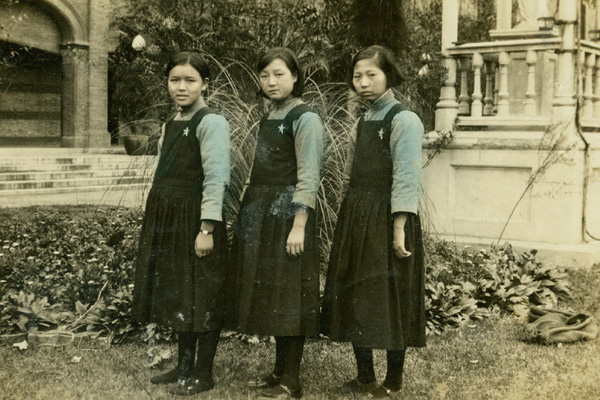 民国时期三位女学生在草坪合影,衣服进行了简单的手工上色。这是另外一种校服。图片选自《西施有恨》一书,罗仁忠收藏。 民国时期三位女学生在草坪合影,衣服进行了简单的手工上色。这是另外一种校服。图片选自《西施有恨》一书,罗仁忠收藏。