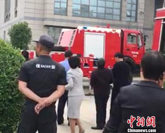 河南:邓州市中心医院突发大火 现场浓烟滚滚
