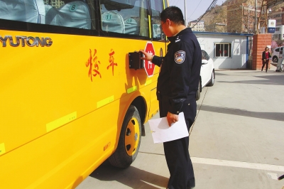 河南光山交警对违法校车开出“大罚单”