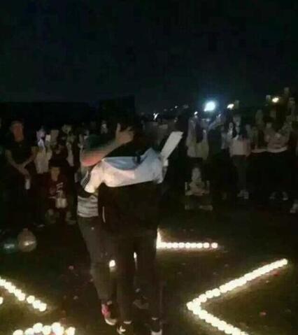 陕西：女大学生单膝下跪向另一女生求婚 相拥亲吻(图