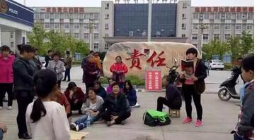 河南一警察对天鸣枪震慑"医闹" 当事人当场吓跪
