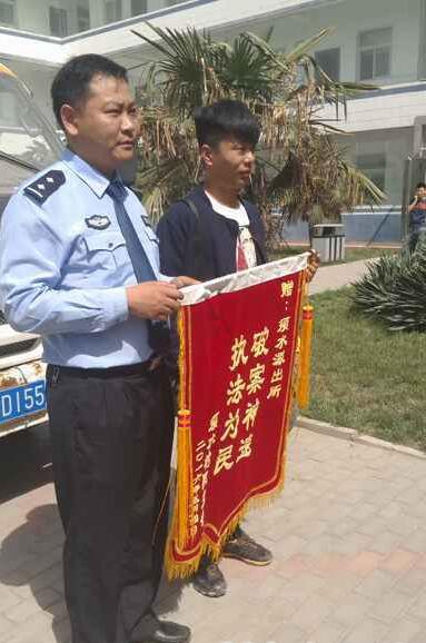 河南郑州挖掘机被盗 警方西安找回(组图)