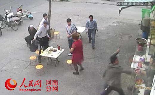 河南一城管队员执法中被商贩砍八刀 警方全力追凶