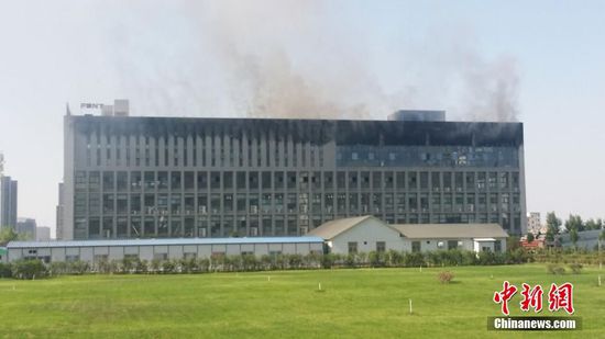 郑州服装厂爆炸起火 目前已致2死4伤(图)