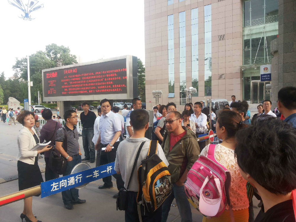 患癌教师被开除:涉事院长博士及学术身份遭网友质疑