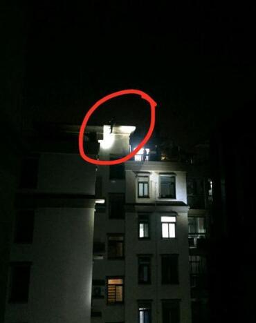 河南：两小偷行窃被逼上楼顶