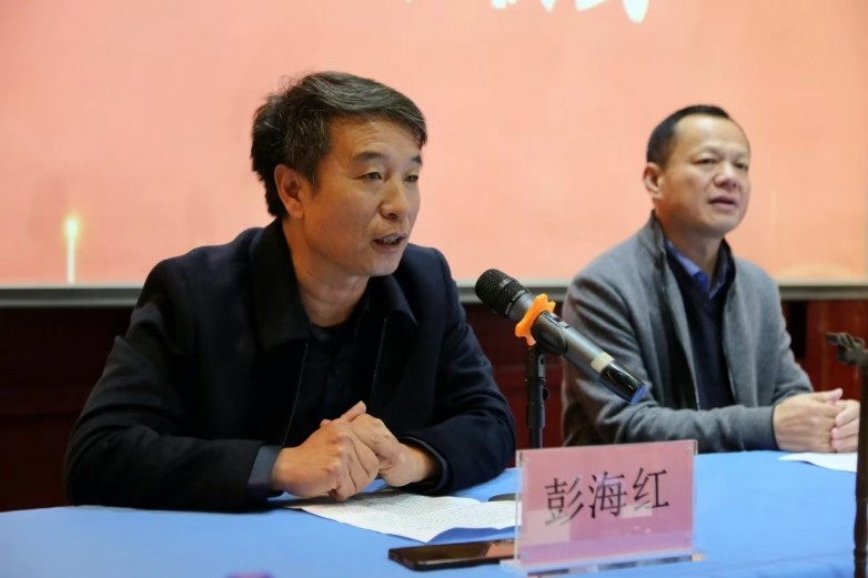 由河南省教育厅主办，中国翰园碑林承办的河南省2024年“国培计划”紧缺薄弱学科书法教育骨干教师培训班开班仪式在中国翰园碑林举行。开封市教育体育局教师教育科科长孙坤，河南开封科技传媒学院书法学专业学科带头人、河南省书法家协会学术委员会原副主任、开封市书协原副主席、《书法导报》编辑、河南省书法篆刻院院长宗致远，中国翰园碑林常务副总经理彭海红以及百位参训学员参加开班仪式。仪式由翰园书画院副院长郭连远主持。400303169875570dfdb2cc5ac21fed2.jpgd208004ec526d6e5f4274c72b4def54.jpg  彭海红对参加本次国培的领导及学员表示热烈欢迎！他向参训学员介绍了翰园碑林的基本情况，翰园书法资源丰富，能够为教师们提供更多的学习机会，让大家深刻感受到书法文化的魅力。他强调，本次培训旨在培养良好书写习惯、提高规范书写水平等，帮助参训学员解决书法教育教学中的实际问题，促进教师书法教学素质的全面提升。希望各位老师能够全程参加此次课程，高质量完成培训学习任务。96a70ee636b0d3103d5874c7308b8ce.jpg  本次书法教育骨干教师培训教学团队代表宗致远表示：“作为书法培训班授课代表，我深感荣幸与责任重大。本次培训旨在培养具有专业素养和实践能力的书法教育骨干教师，通过大家的努力传播书法艺术。接下来，我们将与大家共同学习书法历史、理论、技法、硬笔书法及教学方法，通过讲解与创作指导，提升大家的教育能力。相信通过系统学习和交流，每位教师都将获得宝贵知识和经验，为今后的教学工作打下坚实基础。”宗教授还向参训学员提出四点希望，希望大家共同努力，一同进步。b948d3c0f877e7975d02def5fb82656.jpg  教师代表雷珊发言：“能够向来自不同地区的骨干教师学习、交流彼此的工作经验，是成长的机会，也是进步的阶梯；能够聆听专家、领导的谆谆教诲，学习他们的教育教学智慧让我满怀期待。虽时间有限，但课程安排多样，感谢河南省教育厅与中国翰园给我们一个思考、学习、提高的平台，让我们满载而归，收获满满。”84af5c9f7489a63127aadcfe03f3605.jpg  孙坤讲话表示：“希望参训学员能够深刻认识此次培训的重要性，严格遵守各项培训纪律与管理规定，迅速转换身份，全身心投入到书法课程中。同时积极接纳并应用先进的教育理念于日常教育教学实践中，营造一种相互扶持、活跃向上的学习氛围。”61b690cf1a23dc3b2069284bc799d94.jpg  开班仪式结束后，参训学员一起集中学习了《开班第一课》——河南省教育厅党组书记、厅长毛杰同志的讲话视频。随后大家跟随翰园讲解员参观欣赏书法碑廊。35cfb45a02cb79e5b3a7d02605cf72b.jpg  “善之本在教，教之本在师。”中国翰园碑林高度重视书法教育培训，精心策划课程与生活安排，特邀全国书法名家授课，确保理论与实践并重。翰园碑林一直秉承传承中国优秀传统文化的宗旨，利用平台及资源优势，广泛开展书法文化活动，为书法艺术的传承、普及、弘扬、发展贡献力量。此次培训活动将进一步推动书法教育事业的发展，为培养更多书法教育人才奠定坚实基础。7e35b0a14a957f937ddfa30ec0de6f3.jpg