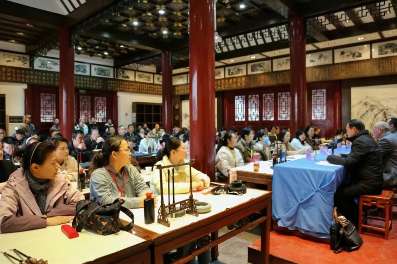 由河南省教育厅主办，中国翰园碑林承办的河南省2024年“国培计划”紧缺薄弱学科书法教育骨干教师培训班开班仪式在中国翰园碑林举行。开封市教育体育局教师教育科科长孙坤，河南开封科技传媒学院书法学专业学科带头人、河南省书法家协会学术委员会原副主任、开封市书协原副主席、《书法导报》编辑、河南省书法篆刻院院长宗致远，中国翰园碑林常务副总经理彭海红以及百位参训学员参加开班仪式。仪式由翰园书画院副院长郭连远主持。400303169875570dfdb2cc5ac21fed2.jpgd208004ec526d6e5f4274c72b4def54.jpg  彭海红对参加本次国培的领导及学员表示热烈欢迎！他向参训学员介绍了翰园碑林的基本情况，翰园书法资源丰富，能够为教师们提供更多的学习机会，让大家深刻感受到书法文化的魅力。他强调，本次培训旨在培养良好书写习惯、提高规范书写水平等，帮助参训学员解决书法教育教学中的实际问题，促进教师书法教学素质的全面提升。希望各位老师能够全程参加此次课程，高质量完成培训学习任务。96a70ee636b0d3103d5874c7308b8ce.jpg  本次书法教育骨干教师培训教学团队代表宗致远表示：“作为书法培训班授课代表，我深感荣幸与责任重大。本次培训旨在培养具有专业素养和实践能力的书法教育骨干教师，通过大家的努力传播书法艺术。接下来，我们将与大家共同学习书法历史、理论、技法、硬笔书法及教学方法，通过讲解与创作指导，提升大家的教育能力。相信通过系统学习和交流，每位教师都将获得宝贵知识和经验，为今后的教学工作打下坚实基础。”宗教授还向参训学员提出四点希望，希望大家共同努力，一同进步。b948d3c0f877e7975d02def5fb82656.jpg  教师代表雷珊发言：“能够向来自不同地区的骨干教师学习、交流彼此的工作经验，是成长的机会，也是进步的阶梯；能够聆听专家、领导的谆谆教诲，学习他们的教育教学智慧让我满怀期待。虽时间有限，但课程安排多样，感谢河南省教育厅与中国翰园给我们一个思考、学习、提高的平台，让我们满载而归，收获满满。”84af5c9f7489a63127aadcfe03f3605.jpg  孙坤讲话表示：“希望参训学员能够深刻认识此次培训的重要性，严格遵守各项培训纪律与管理规定，迅速转换身份，全身心投入到书法课程中。同时积极接纳并应用先进的教育理念于日常教育教学实践中，营造一种相互扶持、活跃向上的学习氛围。”61b690cf1a23dc3b2069284bc799d94.jpg  开班仪式结束后，参训学员一起集中学习了《开班第一课》——河南省教育厅党组书记、厅长毛杰同志的讲话视频。随后大家跟随翰园讲解员参观欣赏书法碑廊。35cfb45a02cb79e5b3a7d02605cf72b.jpg  “善之本在教，教之本在师。”中国翰园碑林高度重视书法教育培训，精心策划课程与生活安排，特邀全国书法名家授课，确保理论与实践并重。翰园碑林一直秉承传承中国优秀传统文化的宗旨，利用平台及资源优势，广泛开展书法文化活动，为书法艺术的传承、普及、弘扬、发展贡献力量。此次培训活动将进一步推动书法教育事业的发展，为培养更多书法教育人才奠定坚实基础。7e35b0a14a957f937ddfa30ec0de6f3.jpg