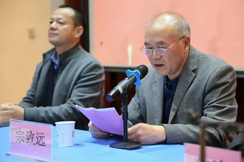 由河南省教育厅主办，中国翰园碑林承办的河南省2024年“国培计划”紧缺薄弱学科书法教育骨干教师培训班开班仪式在中国翰园碑林举行。开封市教育体育局教师教育科科长孙坤，河南开封科技传媒学院书法学专业学科带头人、河南省书法家协会学术委员会原副主任、开封市书协原副主席、《书法导报》编辑、河南省书法篆刻院院长宗致远，中国翰园碑林常务副总经理彭海红以及百位参训学员参加开班仪式。仪式由翰园书画院副院长郭连远主持。400303169875570dfdb2cc5ac21fed2.jpgd208004ec526d6e5f4274c72b4def54.jpg  彭海红对参加本次国培的领导及学员表示热烈欢迎！他向参训学员介绍了翰园碑林的基本情况，翰园书法资源丰富，能够为教师们提供更多的学习机会，让大家深刻感受到书法文化的魅力。他强调，本次培训旨在培养良好书写习惯、提高规范书写水平等，帮助参训学员解决书法教育教学中的实际问题，促进教师书法教学素质的全面提升。希望各位老师能够全程参加此次课程，高质量完成培训学习任务。96a70ee636b0d3103d5874c7308b8ce.jpg  本次书法教育骨干教师培训教学团队代表宗致远表示：“作为书法培训班授课代表，我深感荣幸与责任重大。本次培训旨在培养具有专业素养和实践能力的书法教育骨干教师，通过大家的努力传播书法艺术。接下来，我们将与大家共同学习书法历史、理论、技法、硬笔书法及教学方法，通过讲解与创作指导，提升大家的教育能力。相信通过系统学习和交流，每位教师都将获得宝贵知识和经验，为今后的教学工作打下坚实基础。”宗教授还向参训学员提出四点希望，希望大家共同努力，一同进步。b948d3c0f877e7975d02def5fb82656.jpg  教师代表雷珊发言：“能够向来自不同地区的骨干教师学习、交流彼此的工作经验，是成长的机会，也是进步的阶梯；能够聆听专家、领导的谆谆教诲，学习他们的教育教学智慧让我满怀期待。虽时间有限，但课程安排多样，感谢河南省教育厅与中国翰园给我们一个思考、学习、提高的平台，让我们满载而归，收获满满。”84af5c9f7489a63127aadcfe03f3605.jpg  孙坤讲话表示：“希望参训学员能够深刻认识此次培训的重要性，严格遵守各项培训纪律与管理规定，迅速转换身份，全身心投入到书法课程中。同时积极接纳并应用先进的教育理念于日常教育教学实践中，营造一种相互扶持、活跃向上的学习氛围。”61b690cf1a23dc3b2069284bc799d94.jpg  开班仪式结束后，参训学员一起集中学习了《开班第一课》——河南省教育厅党组书记、厅长毛杰同志的讲话视频。随后大家跟随翰园讲解员参观欣赏书法碑廊。35cfb45a02cb79e5b3a7d02605cf72b.jpg  “善之本在教，教之本在师。”中国翰园碑林高度重视书法教育培训，精心策划课程与生活安排，特邀全国书法名家授课，确保理论与实践并重。翰园碑林一直秉承传承中国优秀传统文化的宗旨，利用平台及资源优势，广泛开展书法文化活动，为书法艺术的传承、普及、弘扬、发展贡献力量。此次培训活动将进一步推动书法教育事业的发展，为培养更多书法教育人才奠定坚实基础。7e35b0a14a957f937ddfa30ec0de6f3.jpg