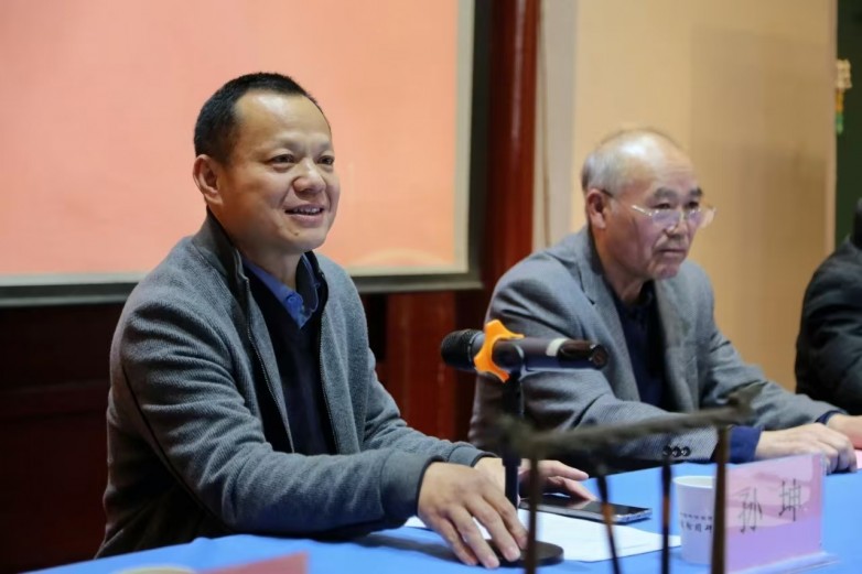 由河南省教育厅主办，中国翰园碑林承办的河南省2024年“国培计划”紧缺薄弱学科书法教育骨干教师培训班开班仪式在中国翰园碑林举行。开封市教育体育局教师教育科科长孙坤，河南开封科技传媒学院书法学专业学科带头人、河南省书法家协会学术委员会原副主任、开封市书协原副主席、《书法导报》编辑、河南省书法篆刻院院长宗致远，中国翰园碑林常务副总经理彭海红以及百位参训学员参加开班仪式。仪式由翰园书画院副院长郭连远主持。400303169875570dfdb2cc5ac21fed2.jpgd208004ec526d6e5f4274c72b4def54.jpg  彭海红对参加本次国培的领导及学员表示热烈欢迎！他向参训学员介绍了翰园碑林的基本情况，翰园书法资源丰富，能够为教师们提供更多的学习机会，让大家深刻感受到书法文化的魅力。他强调，本次培训旨在培养良好书写习惯、提高规范书写水平等，帮助参训学员解决书法教育教学中的实际问题，促进教师书法教学素质的全面提升。希望各位老师能够全程参加此次课程，高质量完成培训学习任务。96a70ee636b0d3103d5874c7308b8ce.jpg  本次书法教育骨干教师培训教学团队代表宗致远表示：“作为书法培训班授课代表，我深感荣幸与责任重大。本次培训旨在培养具有专业素养和实践能力的书法教育骨干教师，通过大家的努力传播书法艺术。接下来，我们将与大家共同学习书法历史、理论、技法、硬笔书法及教学方法，通过讲解与创作指导，提升大家的教育能力。相信通过系统学习和交流，每位教师都将获得宝贵知识和经验，为今后的教学工作打下坚实基础。”宗教授还向参训学员提出四点希望，希望大家共同努力，一同进步。b948d3c0f877e7975d02def5fb82656.jpg  教师代表雷珊发言：“能够向来自不同地区的骨干教师学习、交流彼此的工作经验，是成长的机会，也是进步的阶梯；能够聆听专家、领导的谆谆教诲，学习他们的教育教学智慧让我满怀期待。虽时间有限，但课程安排多样，感谢河南省教育厅与中国翰园给我们一个思考、学习、提高的平台，让我们满载而归，收获满满。”84af5c9f7489a63127aadcfe03f3605.jpg  孙坤讲话表示：“希望参训学员能够深刻认识此次培训的重要性，严格遵守各项培训纪律与管理规定，迅速转换身份，全身心投入到书法课程中。同时积极接纳并应用先进的教育理念于日常教育教学实践中，营造一种相互扶持、活跃向上的学习氛围。”61b690cf1a23dc3b2069284bc799d94.jpg  开班仪式结束后，参训学员一起集中学习了《开班第一课》——河南省教育厅党组书记、厅长毛杰同志的讲话视频。随后大家跟随翰园讲解员参观欣赏书法碑廊。35cfb45a02cb79e5b3a7d02605cf72b.jpg  “善之本在教，教之本在师。”中国翰园碑林高度重视书法教育培训，精心策划课程与生活安排，特邀全国书法名家授课，确保理论与实践并重。翰园碑林一直秉承传承中国优秀传统文化的宗旨，利用平台及资源优势，广泛开展书法文化活动，为书法艺术的传承、普及、弘扬、发展贡献力量。此次培训活动将进一步推动书法教育事业的发展，为培养更多书法教育人才奠定坚实基础。7e35b0a14a957f937ddfa30ec0de6f3.jpg