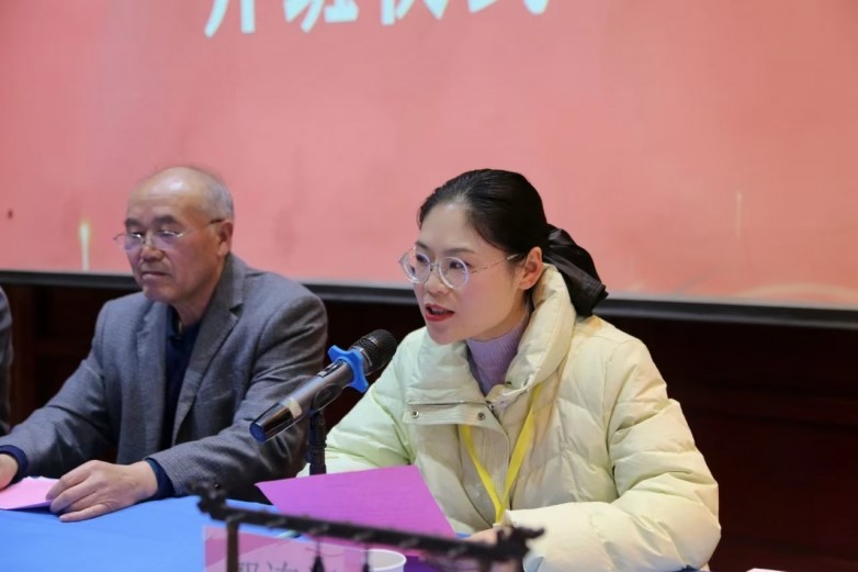 由河南省教育厅主办，中国翰园碑林承办的河南省2024年“国培计划”紧缺薄弱学科书法教育骨干教师培训班开班仪式在中国翰园碑林举行。开封市教育体育局教师教育科科长孙坤，河南开封科技传媒学院书法学专业学科带头人、河南省书法家协会学术委员会原副主任、开封市书协原副主席、《书法导报》编辑、河南省书法篆刻院院长宗致远，中国翰园碑林常务副总经理彭海红以及百位参训学员参加开班仪式。仪式由翰园书画院副院长郭连远主持。400303169875570dfdb2cc5ac21fed2.jpgd208004ec526d6e5f4274c72b4def54.jpg  彭海红对参加本次国培的领导及学员表示热烈欢迎！他向参训学员介绍了翰园碑林的基本情况，翰园书法资源丰富，能够为教师们提供更多的学习机会，让大家深刻感受到书法文化的魅力。他强调，本次培训旨在培养良好书写习惯、提高规范书写水平等，帮助参训学员解决书法教育教学中的实际问题，促进教师书法教学素质的全面提升。希望各位老师能够全程参加此次课程，高质量完成培训学习任务。96a70ee636b0d3103d5874c7308b8ce.jpg  本次书法教育骨干教师培训教学团队代表宗致远表示：“作为书法培训班授课代表，我深感荣幸与责任重大。本次培训旨在培养具有专业素养和实践能力的书法教育骨干教师，通过大家的努力传播书法艺术。接下来，我们将与大家共同学习书法历史、理论、技法、硬笔书法及教学方法，通过讲解与创作指导，提升大家的教育能力。相信通过系统学习和交流，每位教师都将获得宝贵知识和经验，为今后的教学工作打下坚实基础。”宗教授还向参训学员提出四点希望，希望大家共同努力，一同进步。b948d3c0f877e7975d02def5fb82656.jpg  教师代表雷珊发言：“能够向来自不同地区的骨干教师学习、交流彼此的工作经验，是成长的机会，也是进步的阶梯；能够聆听专家、领导的谆谆教诲，学习他们的教育教学智慧让我满怀期待。虽时间有限，但课程安排多样，感谢河南省教育厅与中国翰园给我们一个思考、学习、提高的平台，让我们满载而归，收获满满。”84af5c9f7489a63127aadcfe03f3605.jpg  孙坤讲话表示：“希望参训学员能够深刻认识此次培训的重要性，严格遵守各项培训纪律与管理规定，迅速转换身份，全身心投入到书法课程中。同时积极接纳并应用先进的教育理念于日常教育教学实践中，营造一种相互扶持、活跃向上的学习氛围。”61b690cf1a23dc3b2069284bc799d94.jpg  开班仪式结束后，参训学员一起集中学习了《开班第一课》——河南省教育厅党组书记、厅长毛杰同志的讲话视频。随后大家跟随翰园讲解员参观欣赏书法碑廊。35cfb45a02cb79e5b3a7d02605cf72b.jpg  “善之本在教，教之本在师。”中国翰园碑林高度重视书法教育培训，精心策划课程与生活安排，特邀全国书法名家授课，确保理论与实践并重。翰园碑林一直秉承传承中国优秀传统文化的宗旨，利用平台及资源优势，广泛开展书法文化活动，为书法艺术的传承、普及、弘扬、发展贡献力量。此次培训活动将进一步推动书法教育事业的发展，为培养更多书法教育人才奠定坚实基础。7e35b0a14a957f937ddfa30ec0de6f3.jpg