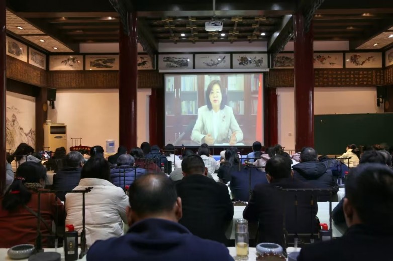 由河南省教育厅主办，中国翰园碑林承办的河南省2024年“国培计划”紧缺薄弱学科书法教育骨干教师培训班开班仪式在中国翰园碑林举行。开封市教育体育局教师教育科科长孙坤，河南开封科技传媒学院书法学专业学科带头人、河南省书法家协会学术委员会原副主任、开封市书协原副主席、《书法导报》编辑、河南省书法篆刻院院长宗致远，中国翰园碑林常务副总经理彭海红以及百位参训学员参加开班仪式。仪式由翰园书画院副院长郭连远主持。400303169875570dfdb2cc5ac21fed2.jpgd208004ec526d6e5f4274c72b4def54.jpg  彭海红对参加本次国培的领导及学员表示热烈欢迎！他向参训学员介绍了翰园碑林的基本情况，翰园书法资源丰富，能够为教师们提供更多的学习机会，让大家深刻感受到书法文化的魅力。他强调，本次培训旨在培养良好书写习惯、提高规范书写水平等，帮助参训学员解决书法教育教学中的实际问题，促进教师书法教学素质的全面提升。希望各位老师能够全程参加此次课程，高质量完成培训学习任务。96a70ee636b0d3103d5874c7308b8ce.jpg  本次书法教育骨干教师培训教学团队代表宗致远表示：“作为书法培训班授课代表，我深感荣幸与责任重大。本次培训旨在培养具有专业素养和实践能力的书法教育骨干教师，通过大家的努力传播书法艺术。接下来，我们将与大家共同学习书法历史、理论、技法、硬笔书法及教学方法，通过讲解与创作指导，提升大家的教育能力。相信通过系统学习和交流，每位教师都将获得宝贵知识和经验，为今后的教学工作打下坚实基础。”宗教授还向参训学员提出四点希望，希望大家共同努力，一同进步。b948d3c0f877e7975d02def5fb82656.jpg  教师代表雷珊发言：“能够向来自不同地区的骨干教师学习、交流彼此的工作经验，是成长的机会，也是进步的阶梯；能够聆听专家、领导的谆谆教诲，学习他们的教育教学智慧让我满怀期待。虽时间有限，但课程安排多样，感谢河南省教育厅与中国翰园给我们一个思考、学习、提高的平台，让我们满载而归，收获满满。”84af5c9f7489a63127aadcfe03f3605.jpg  孙坤讲话表示：“希望参训学员能够深刻认识此次培训的重要性，严格遵守各项培训纪律与管理规定，迅速转换身份，全身心投入到书法课程中。同时积极接纳并应用先进的教育理念于日常教育教学实践中，营造一种相互扶持、活跃向上的学习氛围。”61b690cf1a23dc3b2069284bc799d94.jpg  开班仪式结束后，参训学员一起集中学习了《开班第一课》——河南省教育厅党组书记、厅长毛杰同志的讲话视频。随后大家跟随翰园讲解员参观欣赏书法碑廊。35cfb45a02cb79e5b3a7d02605cf72b.jpg  “善之本在教，教之本在师。”中国翰园碑林高度重视书法教育培训，精心策划课程与生活安排，特邀全国书法名家授课，确保理论与实践并重。翰园碑林一直秉承传承中国优秀传统文化的宗旨，利用平台及资源优势，广泛开展书法文化活动，为书法艺术的传承、普及、弘扬、发展贡献力量。此次培训活动将进一步推动书法教育事业的发展，为培养更多书法教育人才奠定坚实基础。7e35b0a14a957f937ddfa30ec0de6f3.jpg