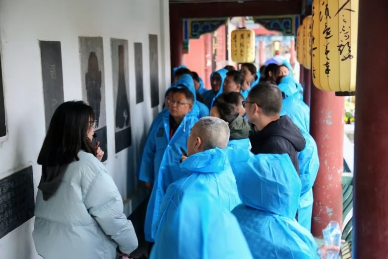 由河南省教育厅主办，中国翰园碑林承办的河南省2024年“国培计划”紧缺薄弱学科书法教育骨干教师培训班开班仪式在中国翰园碑林举行。开封市教育体育局教师教育科科长孙坤，河南开封科技传媒学院书法学专业学科带头人、河南省书法家协会学术委员会原副主任、开封市书协原副主席、《书法导报》编辑、河南省书法篆刻院院长宗致远，中国翰园碑林常务副总经理彭海红以及百位参训学员参加开班仪式。仪式由翰园书画院副院长郭连远主持。400303169875570dfdb2cc5ac21fed2.jpgd208004ec526d6e5f4274c72b4def54.jpg  彭海红对参加本次国培的领导及学员表示热烈欢迎！他向参训学员介绍了翰园碑林的基本情况，翰园书法资源丰富，能够为教师们提供更多的学习机会，让大家深刻感受到书法文化的魅力。他强调，本次培训旨在培养良好书写习惯、提高规范书写水平等，帮助参训学员解决书法教育教学中的实际问题，促进教师书法教学素质的全面提升。希望各位老师能够全程参加此次课程，高质量完成培训学习任务。96a70ee636b0d3103d5874c7308b8ce.jpg  本次书法教育骨干教师培训教学团队代表宗致远表示：“作为书法培训班授课代表，我深感荣幸与责任重大。本次培训旨在培养具有专业素养和实践能力的书法教育骨干教师，通过大家的努力传播书法艺术。接下来，我们将与大家共同学习书法历史、理论、技法、硬笔书法及教学方法，通过讲解与创作指导，提升大家的教育能力。相信通过系统学习和交流，每位教师都将获得宝贵知识和经验，为今后的教学工作打下坚实基础。”宗教授还向参训学员提出四点希望，希望大家共同努力，一同进步。b948d3c0f877e7975d02def5fb82656.jpg  教师代表雷珊发言：“能够向来自不同地区的骨干教师学习、交流彼此的工作经验，是成长的机会，也是进步的阶梯；能够聆听专家、领导的谆谆教诲，学习他们的教育教学智慧让我满怀期待。虽时间有限，但课程安排多样，感谢河南省教育厅与中国翰园给我们一个思考、学习、提高的平台，让我们满载而归，收获满满。”84af5c9f7489a63127aadcfe03f3605.jpg  孙坤讲话表示：“希望参训学员能够深刻认识此次培训的重要性，严格遵守各项培训纪律与管理规定，迅速转换身份，全身心投入到书法课程中。同时积极接纳并应用先进的教育理念于日常教育教学实践中，营造一种相互扶持、活跃向上的学习氛围。”61b690cf1a23dc3b2069284bc799d94.jpg  开班仪式结束后，参训学员一起集中学习了《开班第一课》——河南省教育厅党组书记、厅长毛杰同志的讲话视频。随后大家跟随翰园讲解员参观欣赏书法碑廊。35cfb45a02cb79e5b3a7d02605cf72b.jpg  “善之本在教，教之本在师。”中国翰园碑林高度重视书法教育培训，精心策划课程与生活安排，特邀全国书法名家授课，确保理论与实践并重。翰园碑林一直秉承传承中国优秀传统文化的宗旨，利用平台及资源优势，广泛开展书法文化活动，为书法艺术的传承、普及、弘扬、发展贡献力量。此次培训活动将进一步推动书法教育事业的发展，为培养更多书法教育人才奠定坚实基础。7e35b0a14a957f937ddfa30ec0de6f3.jpg